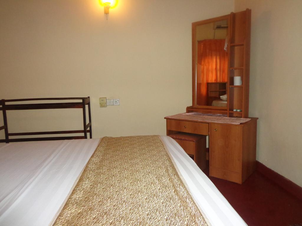 Hotel Cottage Tourist Rest Ponnarankulama Room photo