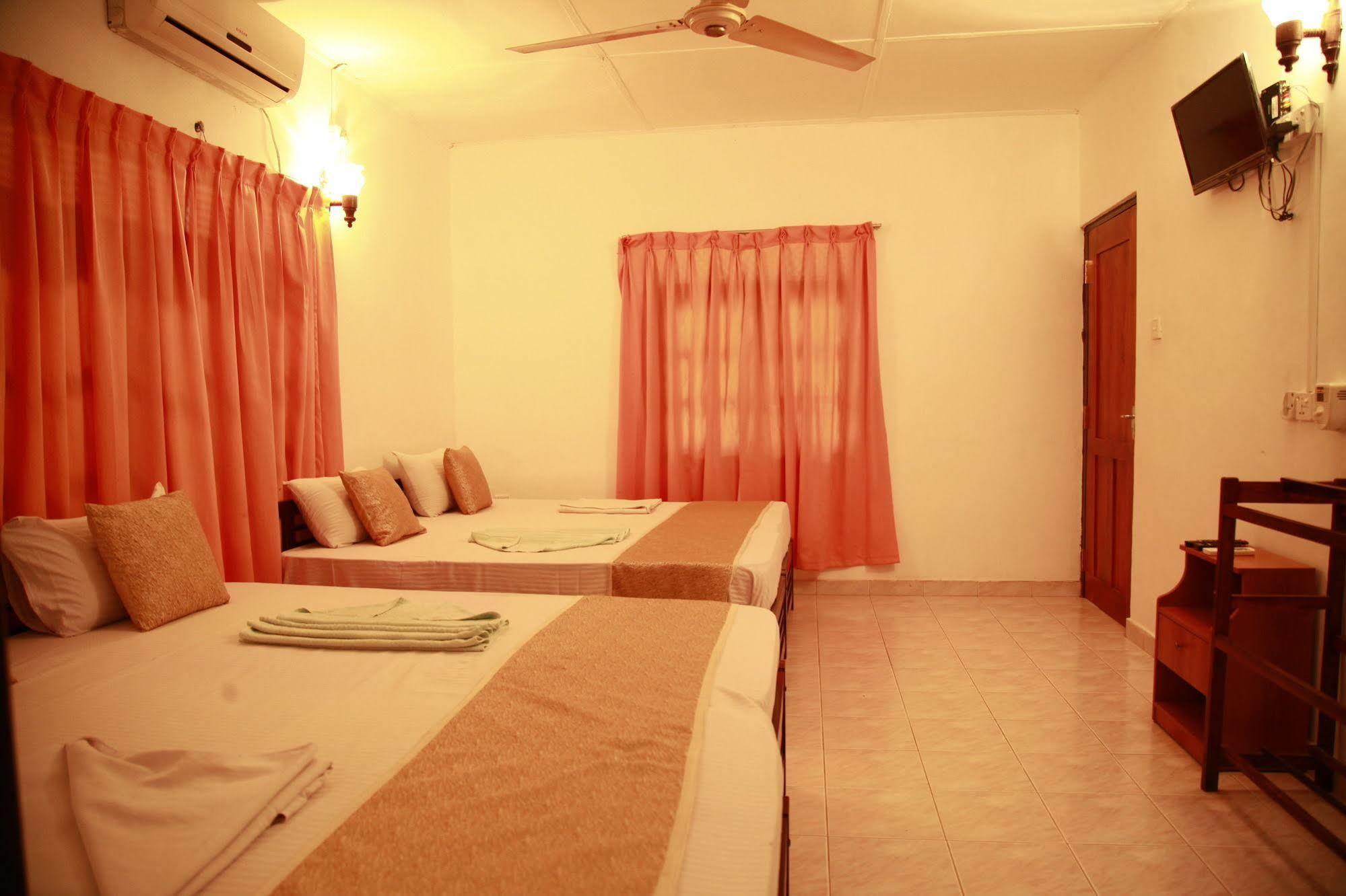 Hotel Cottage Tourist Rest Ponnarankulama Exterior photo