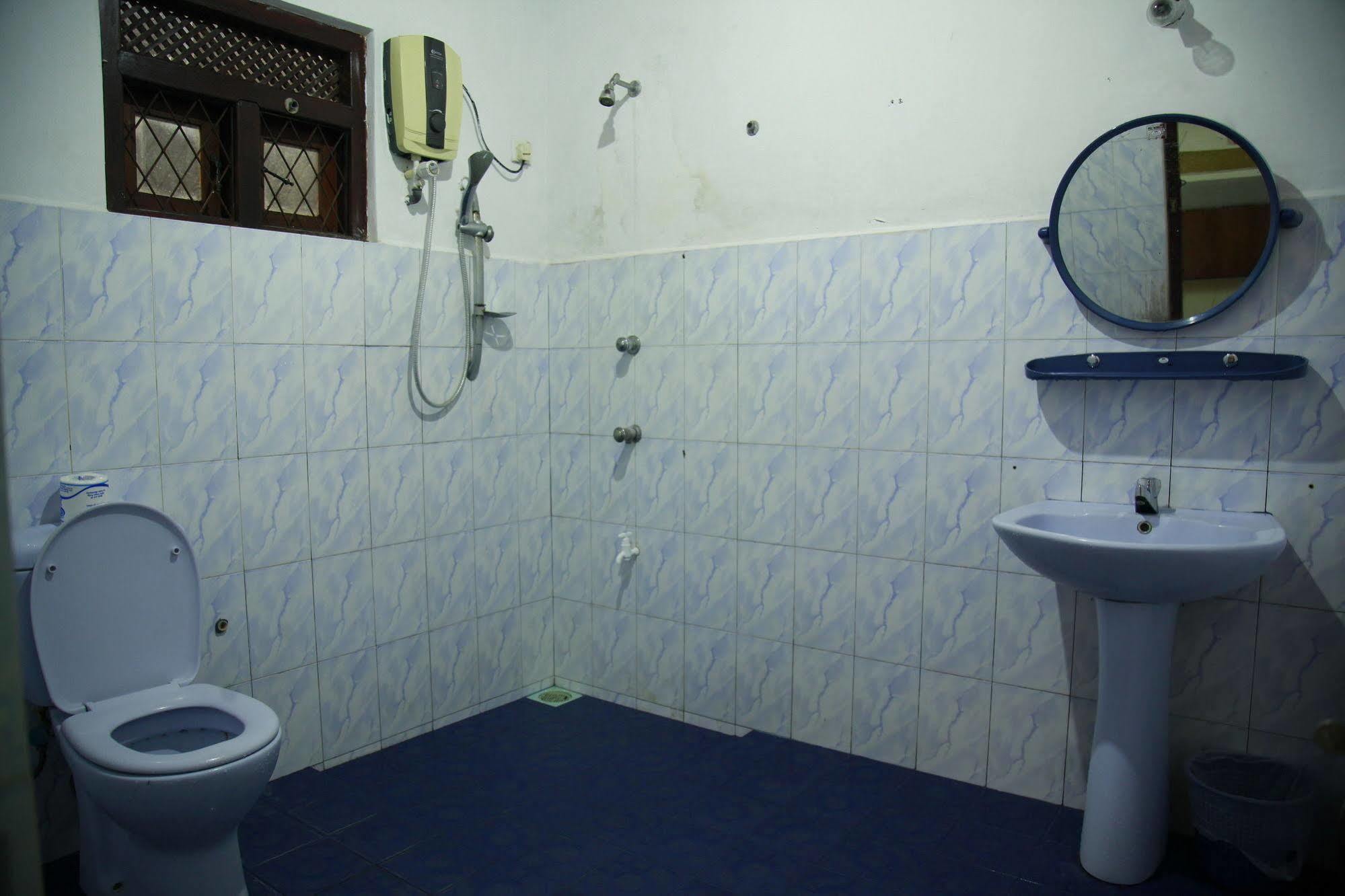 Hotel Cottage Tourist Rest Ponnarankulama Exterior photo