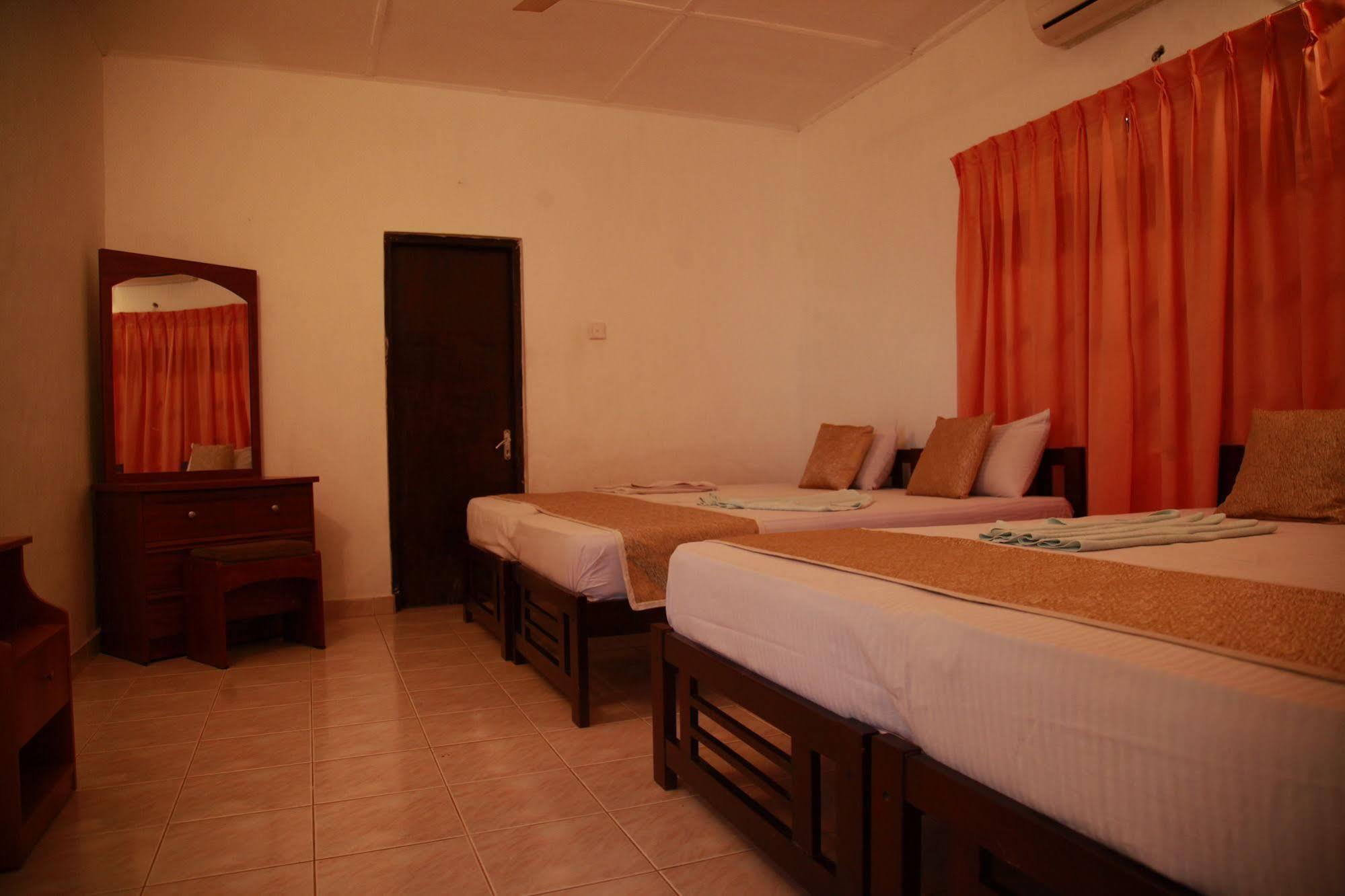 Hotel Cottage Tourist Rest Ponnarankulama Exterior photo