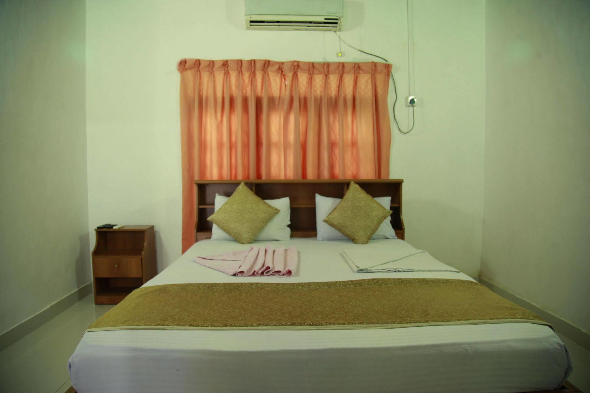 Hotel Cottage Tourist Rest Ponnarankulama Exterior photo