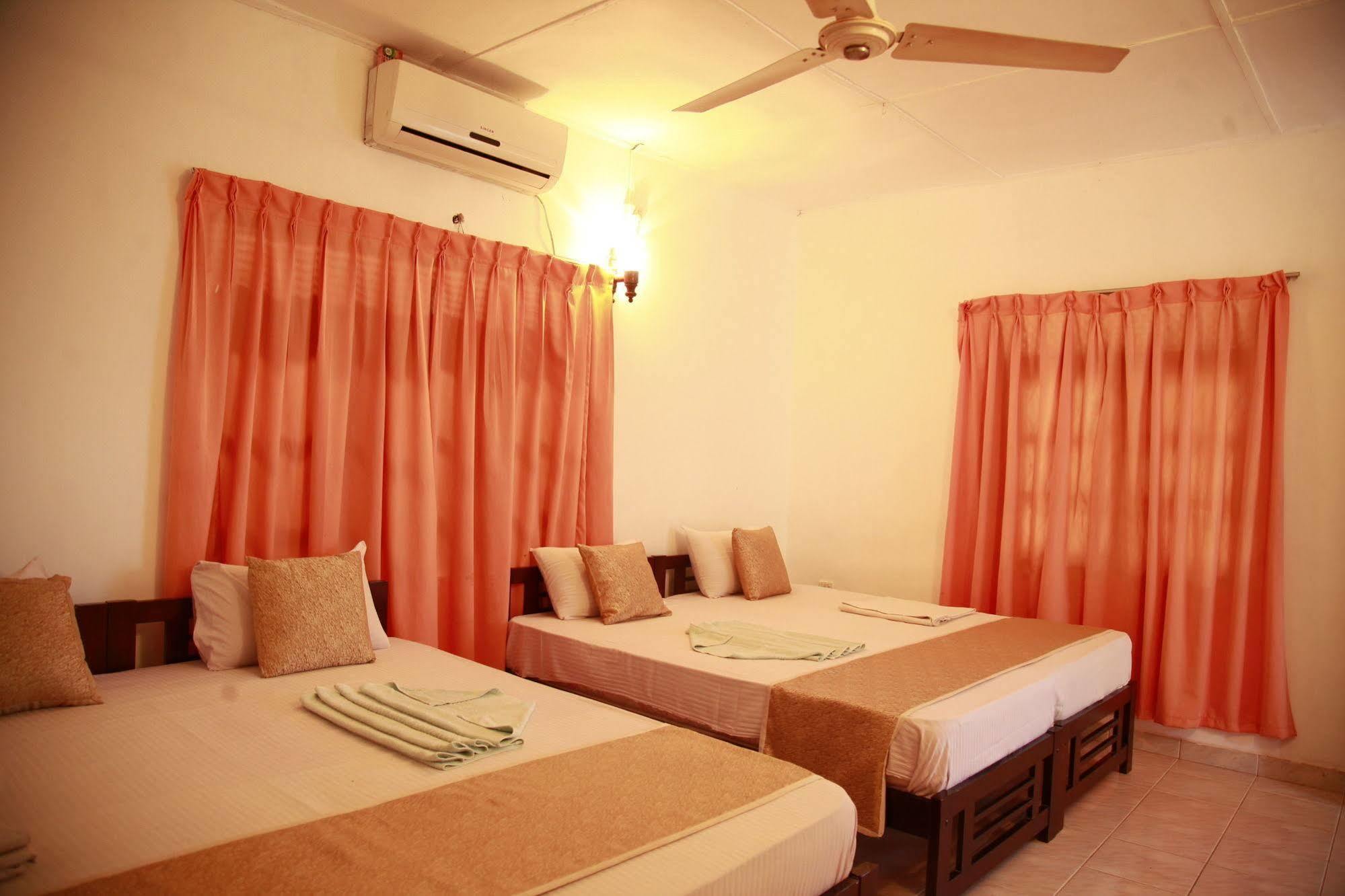 Hotel Cottage Tourist Rest Ponnarankulama Exterior photo